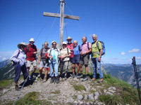 Gruppenbild am Gipfelkreuz